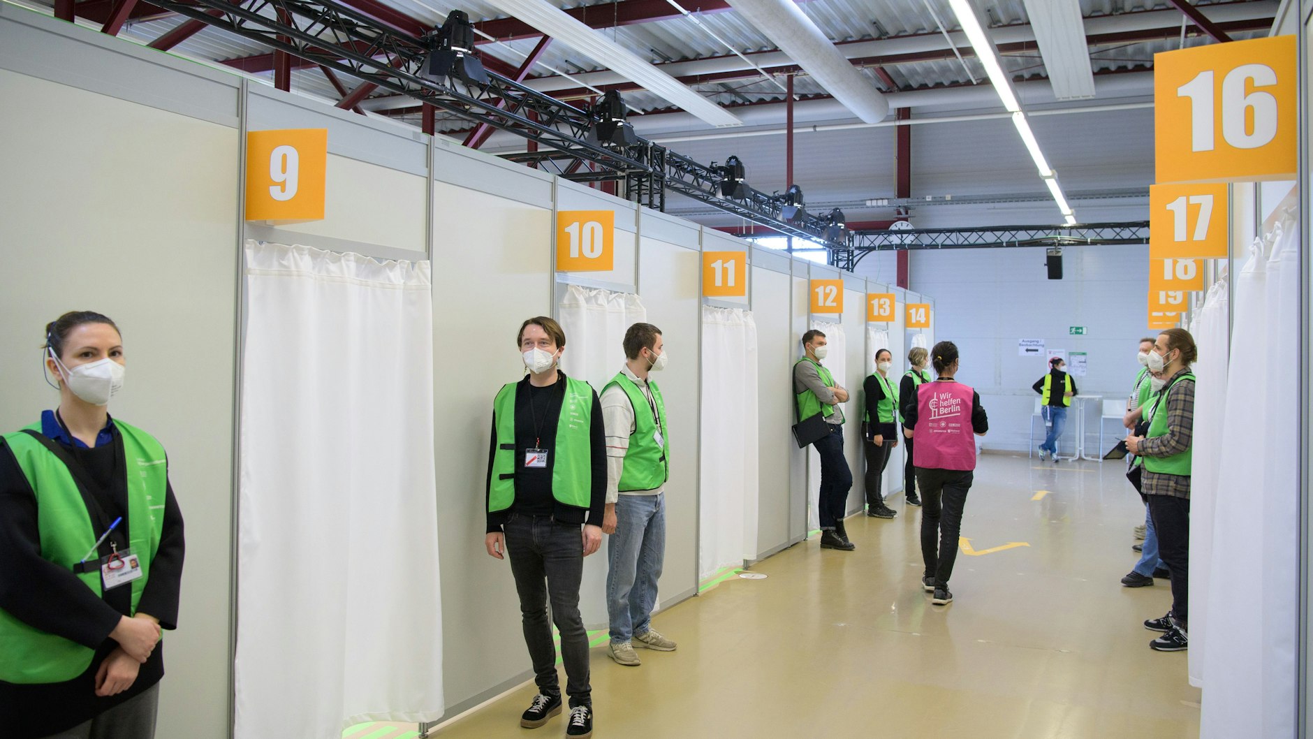 Helfer warten im Terminal C des ehemaligen Flughafens Tegel im Corona-Impfzentrums vor den Impfkabinen auf Patienten.&nbsp; Auch auf der Trabrennbahn in Karlshorst soll ein Impfzentrum entstehen.&nbsp;