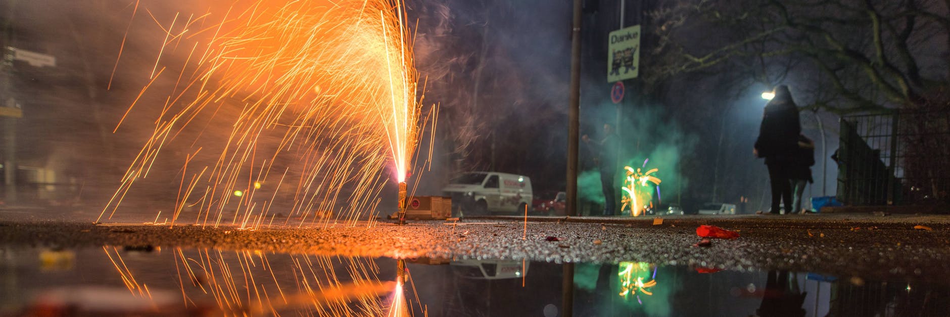 Bodenfeuerwerk soll in diesem Jahr in der Silvesternacht zumindest an zwei Orten in Berlin verboten sein (Symbobild).