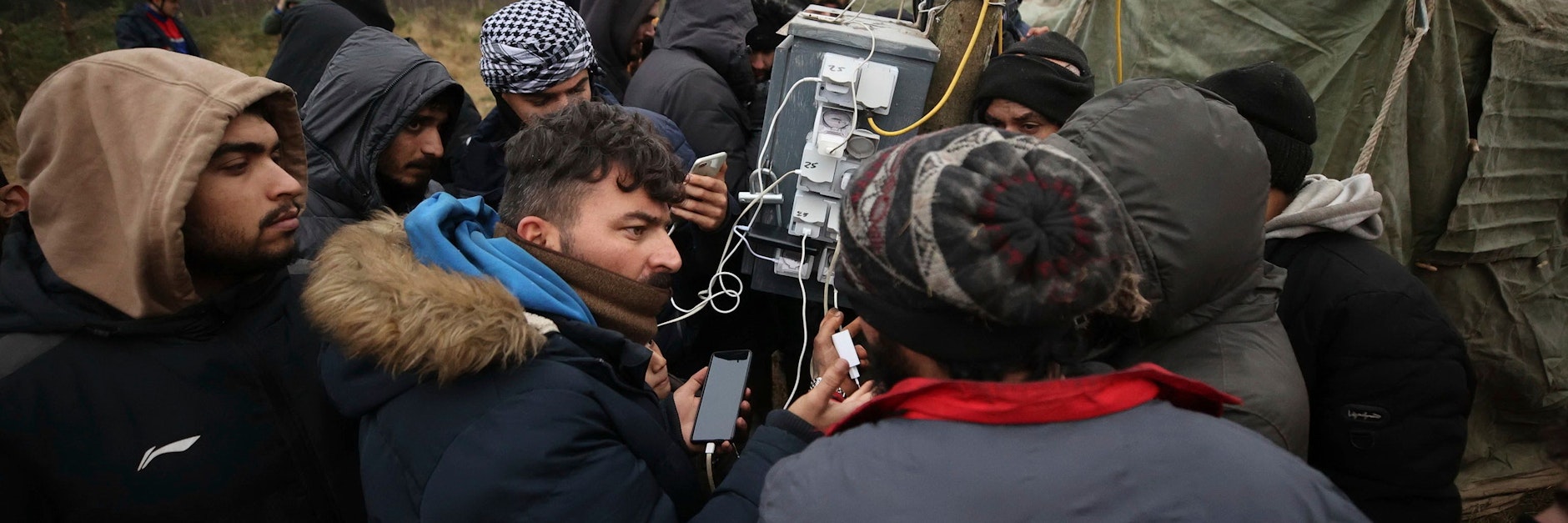 Belarus hat auf seiner Seite zur Grenze zu Polen neben Zelten Stromanschlüsse aufgestellt, damit Migranten ihre Handys laden können.