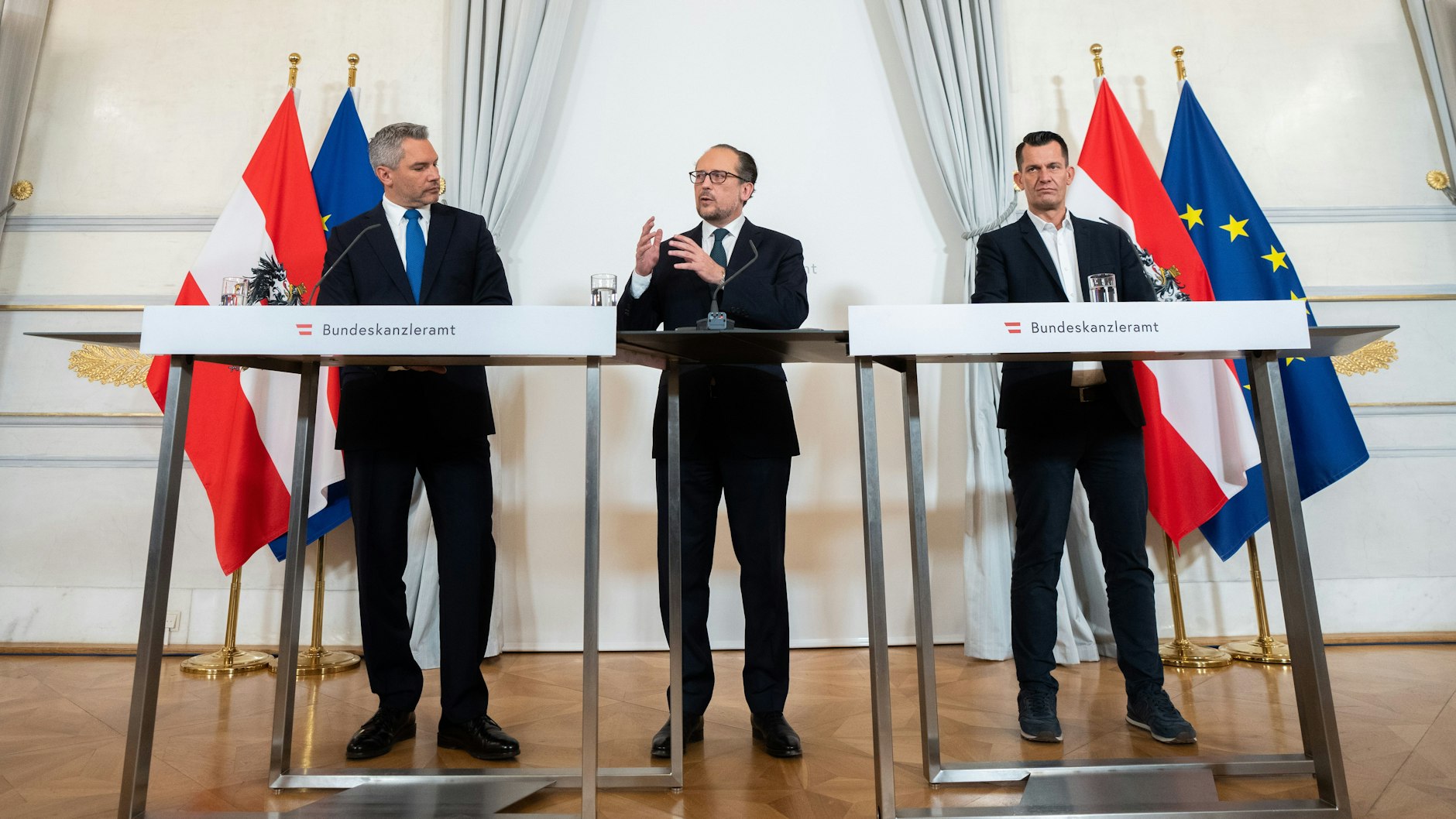 Karl Nehammer (ÖVP), Innenminister von Österreich, Alexander Schallenberg (ÖVP), Bundeskanzler von Österreich, und Wolfgang Mückstein (Grüne), Gesundheitsminister  von Österreich zu den neusten Entwicklungen während der Corona-Pandemie. In Österreich gilt von diesem Montag an ein Lockdown für Ungeimpfte.