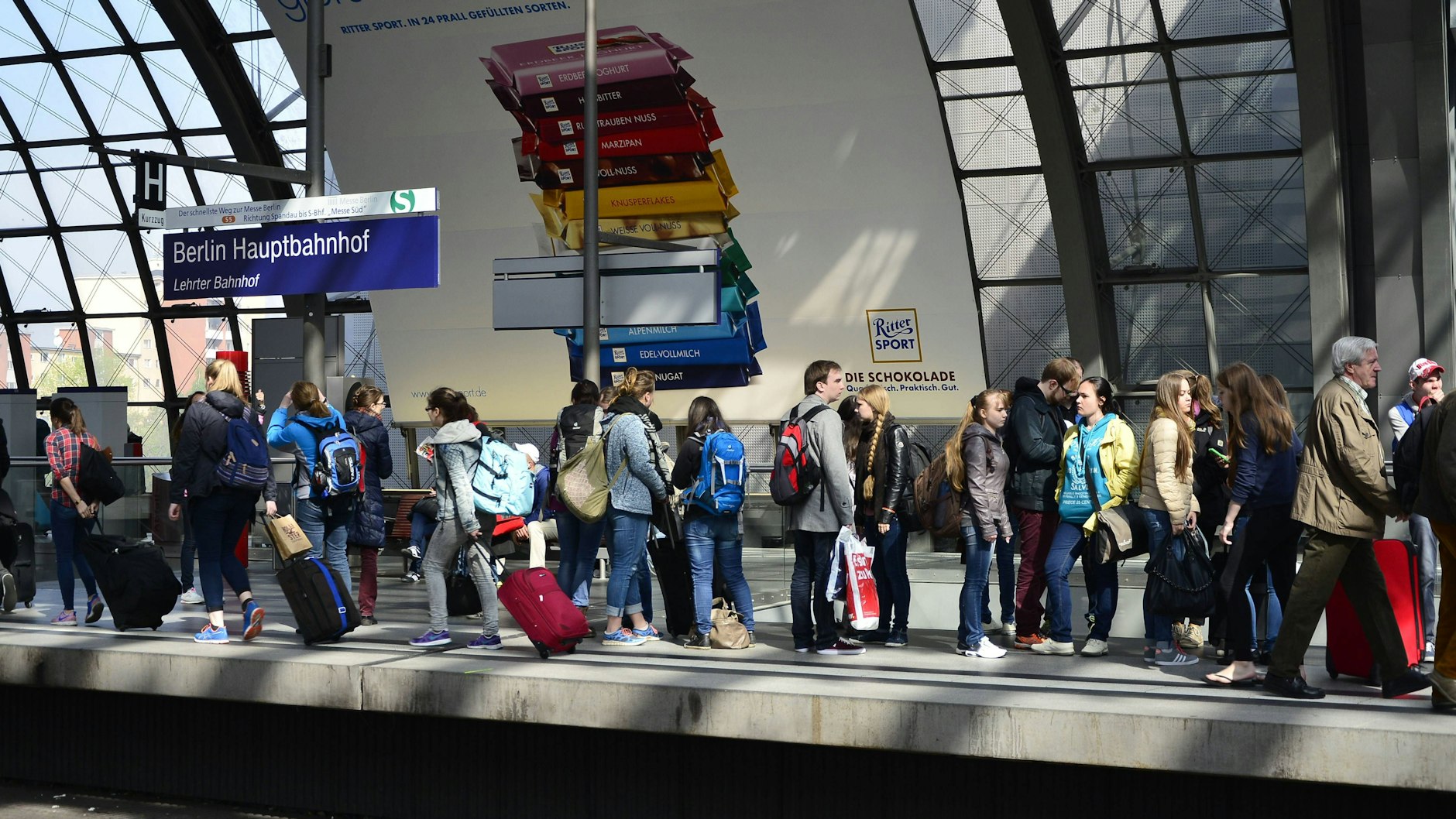 An Weihnachten könnte es in Deutschlands Zügen voll werden. Angesichts der steigenden Infektionszahlen wollen einige Politiker nun die Corona-Regeln an Bord verschärfen (Symbolbild).