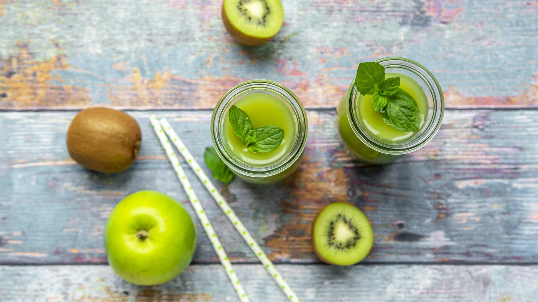 Wer die pelzige Schale nicht mag, kann aus Kiwis auch einen leckeren Smoothie machen.