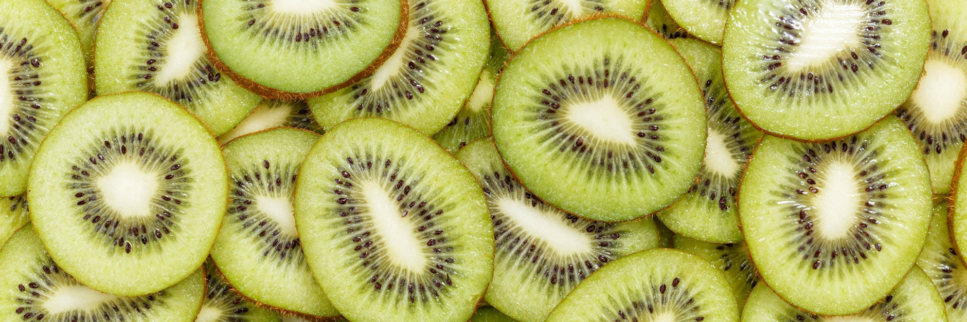 Kiwis mit Schale oder ohne: Kiwis schmecken süß und saftig - aber sollte man sie schälen oder die Schale mitessen?