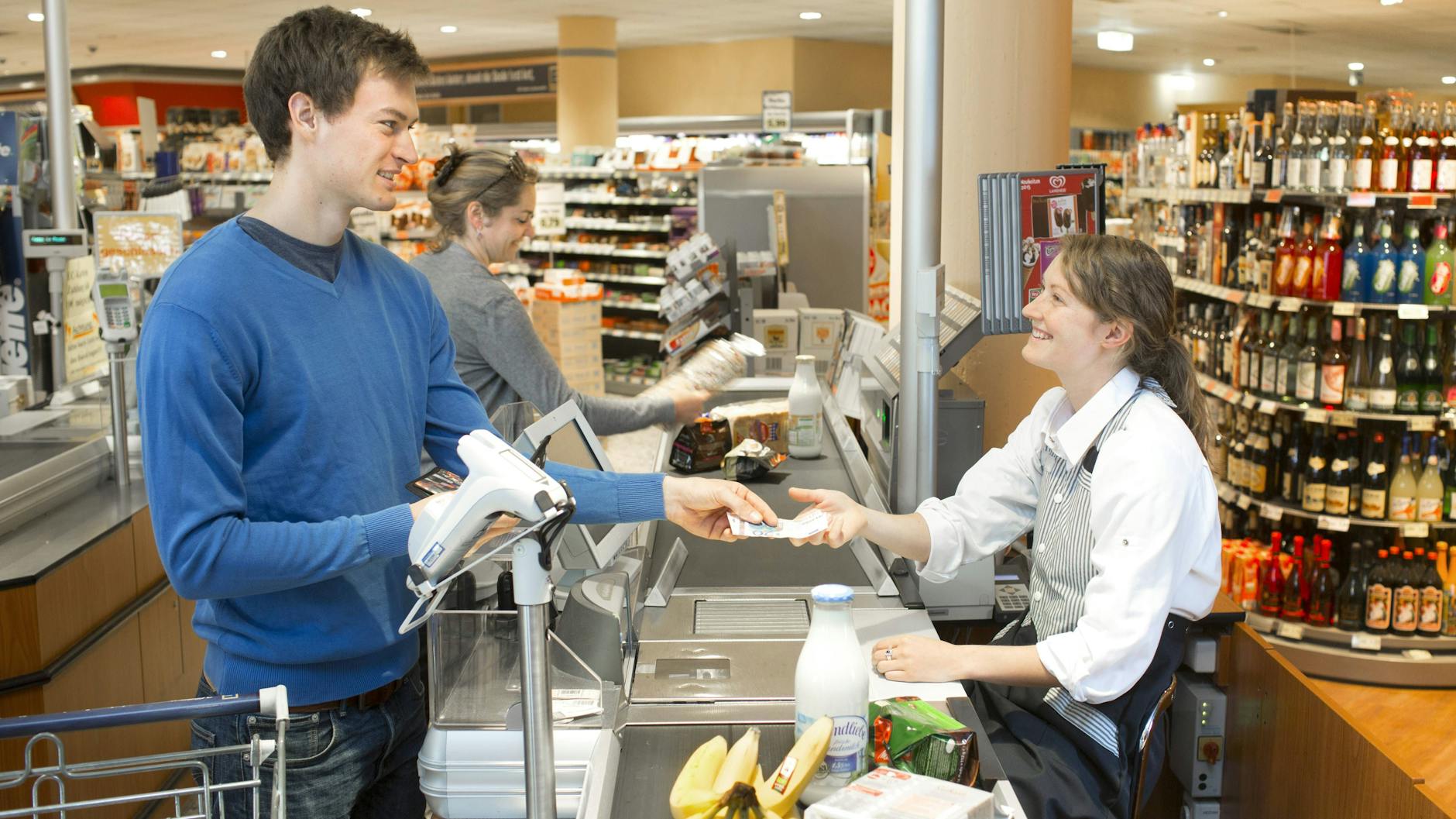 Plausch an der Supermarktkasse