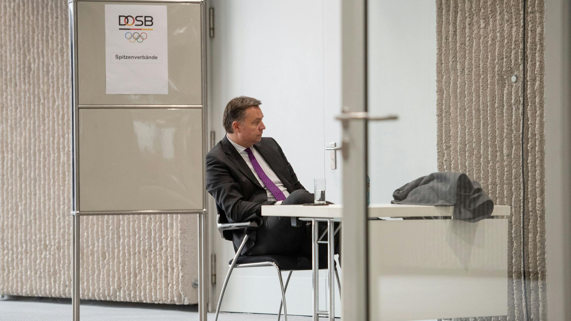 Stephan Mayer (CSU) wartet während einer Konferenz der Mitgliedsverbände des Deutschen Olympischen Sportbunds vor dem Saal. Er zog seine Kandidatur für das Amt des DOSB-Präsidenten zurück.