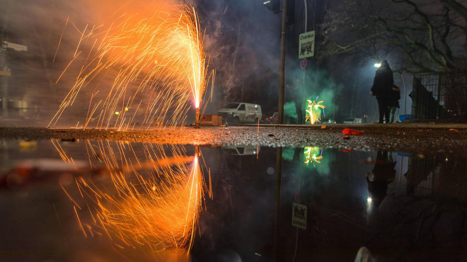 Bodenfeuerwerk soll in diesem Jahr in der Silvesternacht zumindest an zwei Orten in Berlin verboten sein (Symbobild).