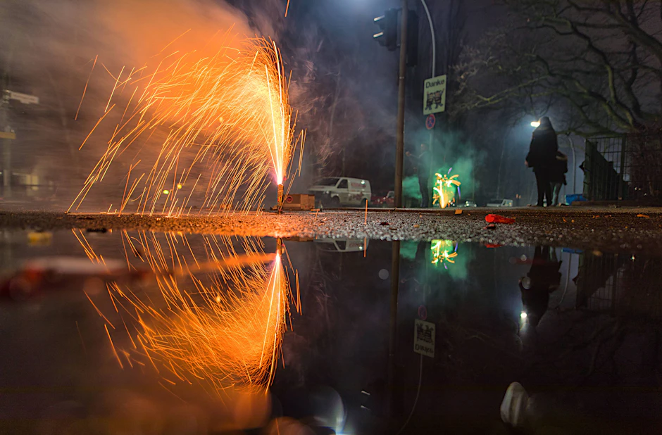 Bodenfeuerwerk soll in diesem Jahr in der Silvesternacht zumindest an zwei Orten in Berlin verboten sein (Symbobild).