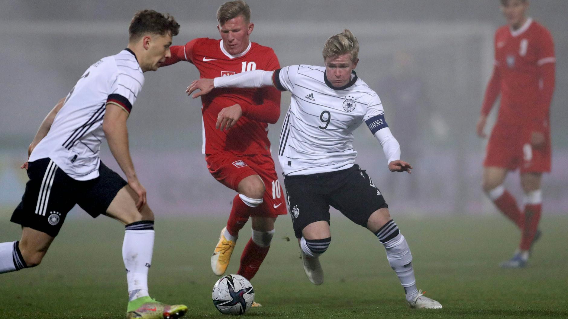 U21-Kapitän Jonathan Burkardt (Nr. 9) versucht, sich gegen seinen polnischen Gegenspieler durchzusetzen.