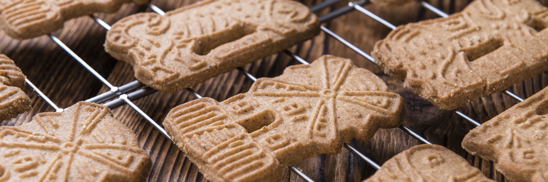 Wenn es draußen kälter wird, beginnt die Zeit der Weihnachtsbäckerei. Die besten Rezepte aus der DDR finden sich im kultigen Backbuch „Das Backbuch“.