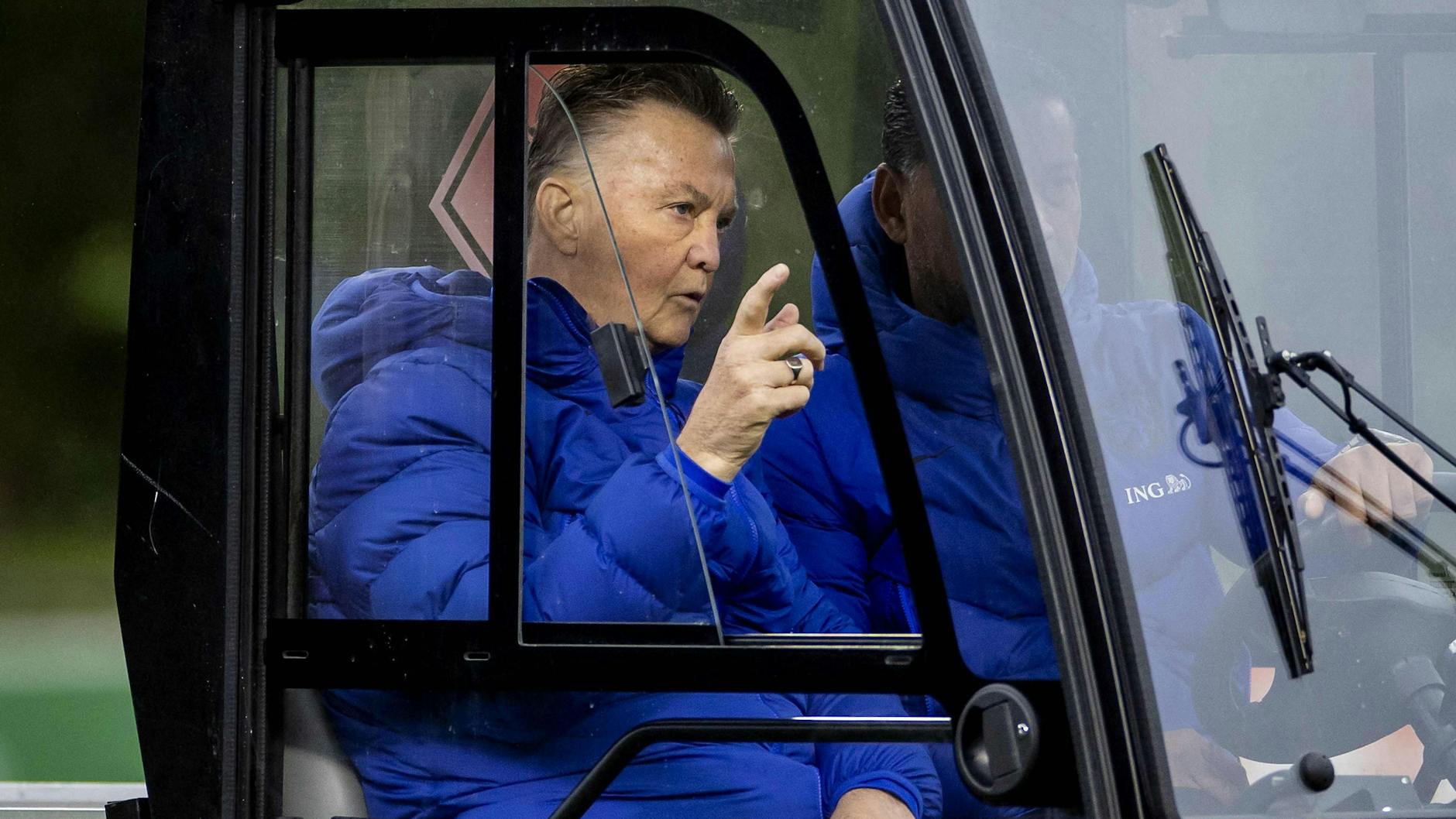 Der niederländische Coach Louis van Gaal leitet das Training am Montag aus dem Fenster eines Fahrzeugs.
