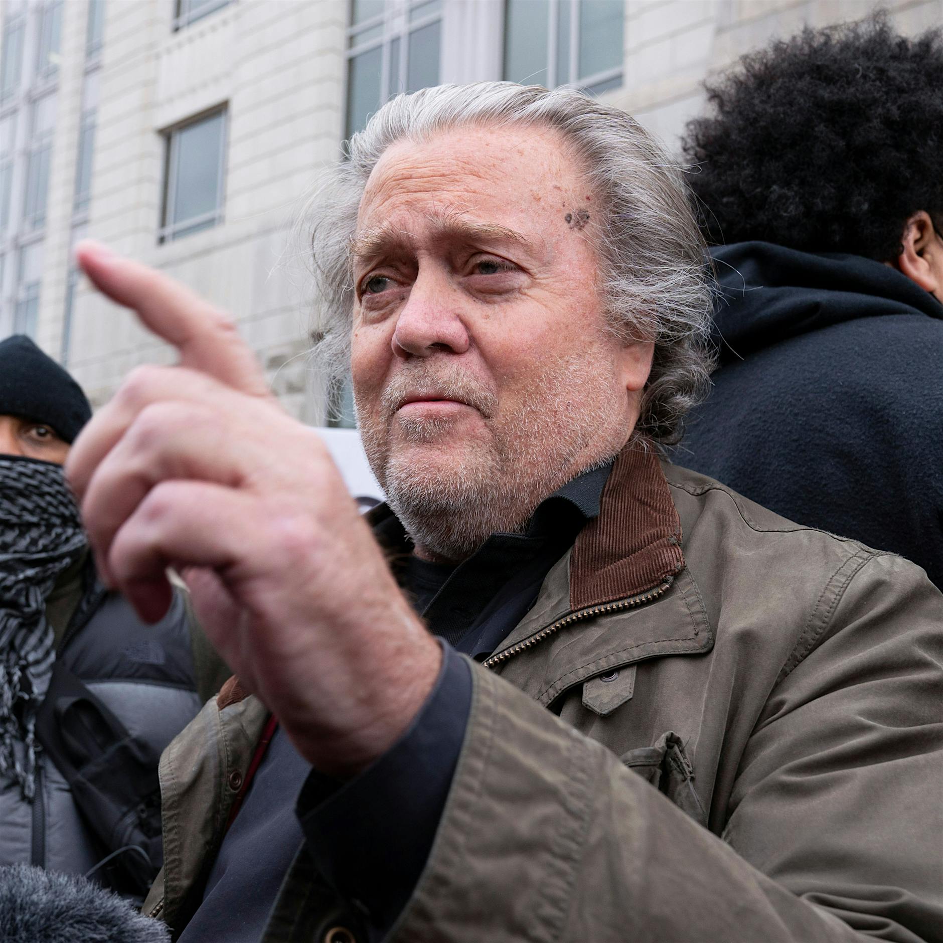 Trump-Gefährte Steve Bannon stellt sich dem FBI – Festnahme