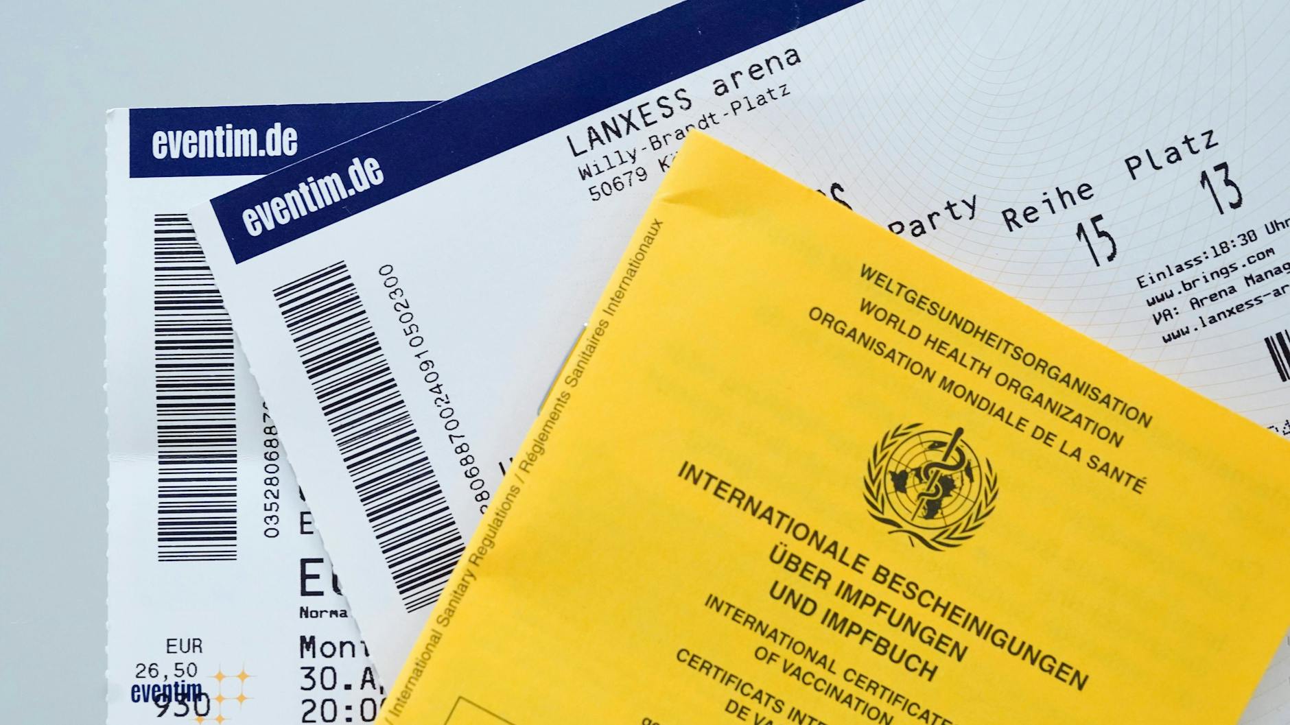 Impfpass und Konzerttickets (Symbolbild)