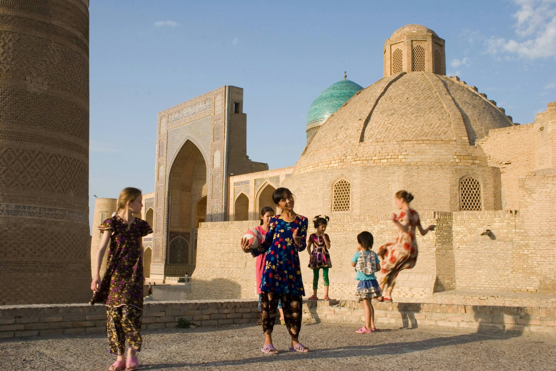 Kinder spielen im Poi-Kalon-Komplex in Buchara - Usbekistan.