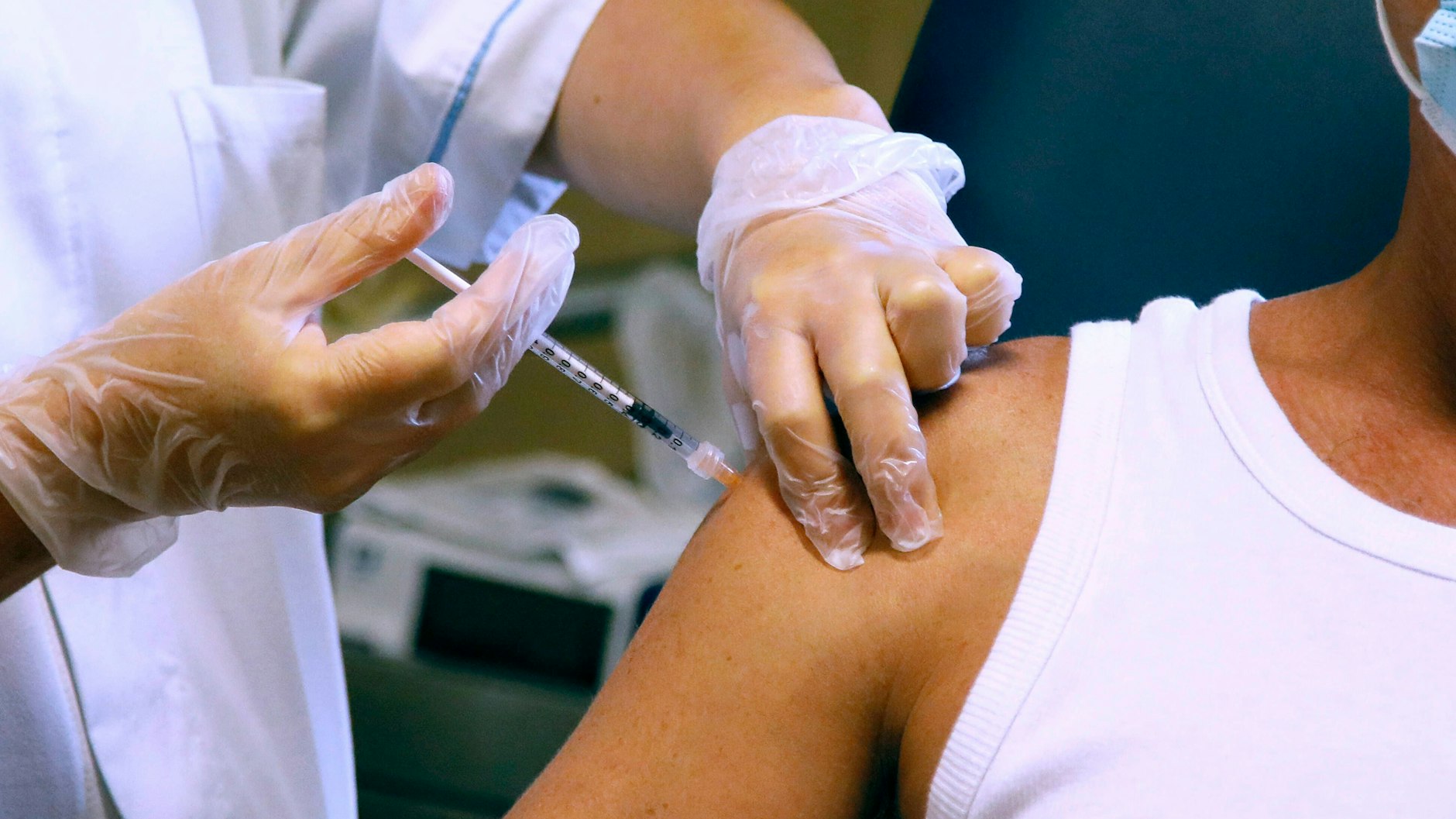 Die Wirksamkeit der zweifachen Impfung gegen das Coronavirus lässt Forschern zufolge mit der Zeit nach. Wie lange das dauert, unterscheidet sich offenbar von Hersteller zu Hersteller (Symbolbild).