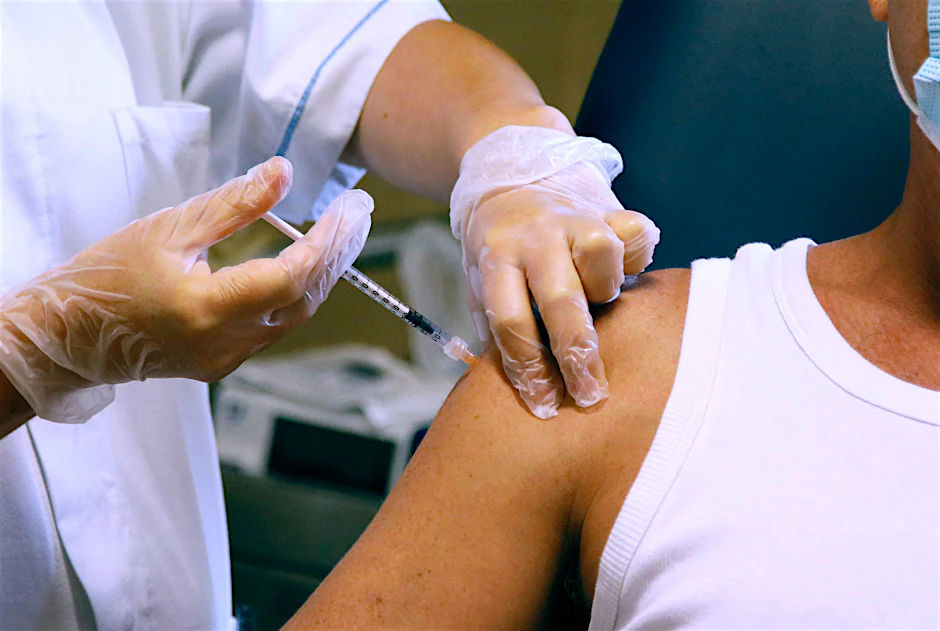 Die Wirksamkeit der zweifachen Impfung gegen das Coronavirus lässt Forschern zufolge mit der Zeit nach. Wie lange das dauert, unterscheidet sich offenbar von Hersteller zu Hersteller (Symbolbild).
