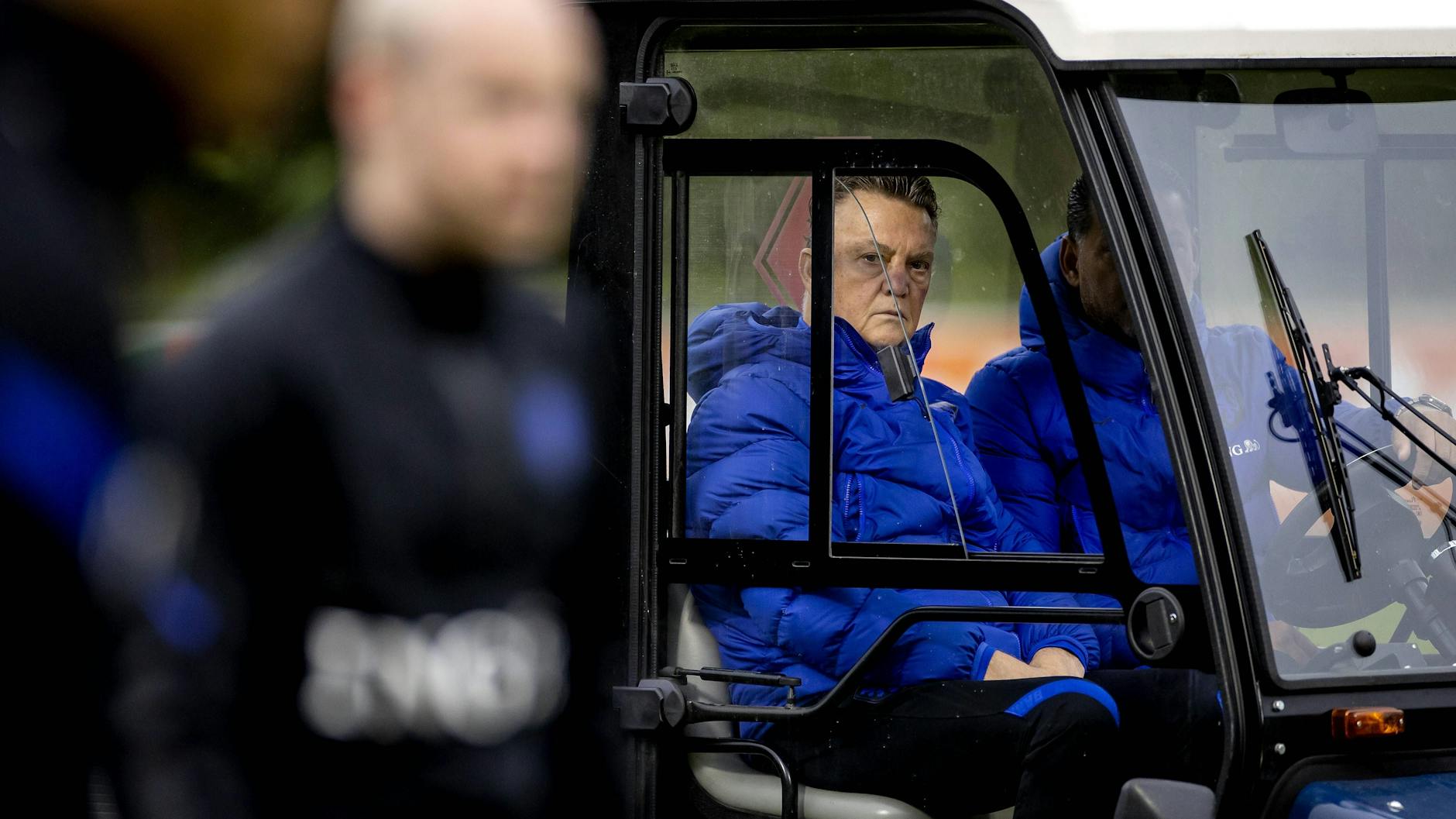 Bondscoach Luis van Gaal konnte das Training der niederländischen Nationalmannschaft nur aus einem Golfwagen heraus verfolgen.