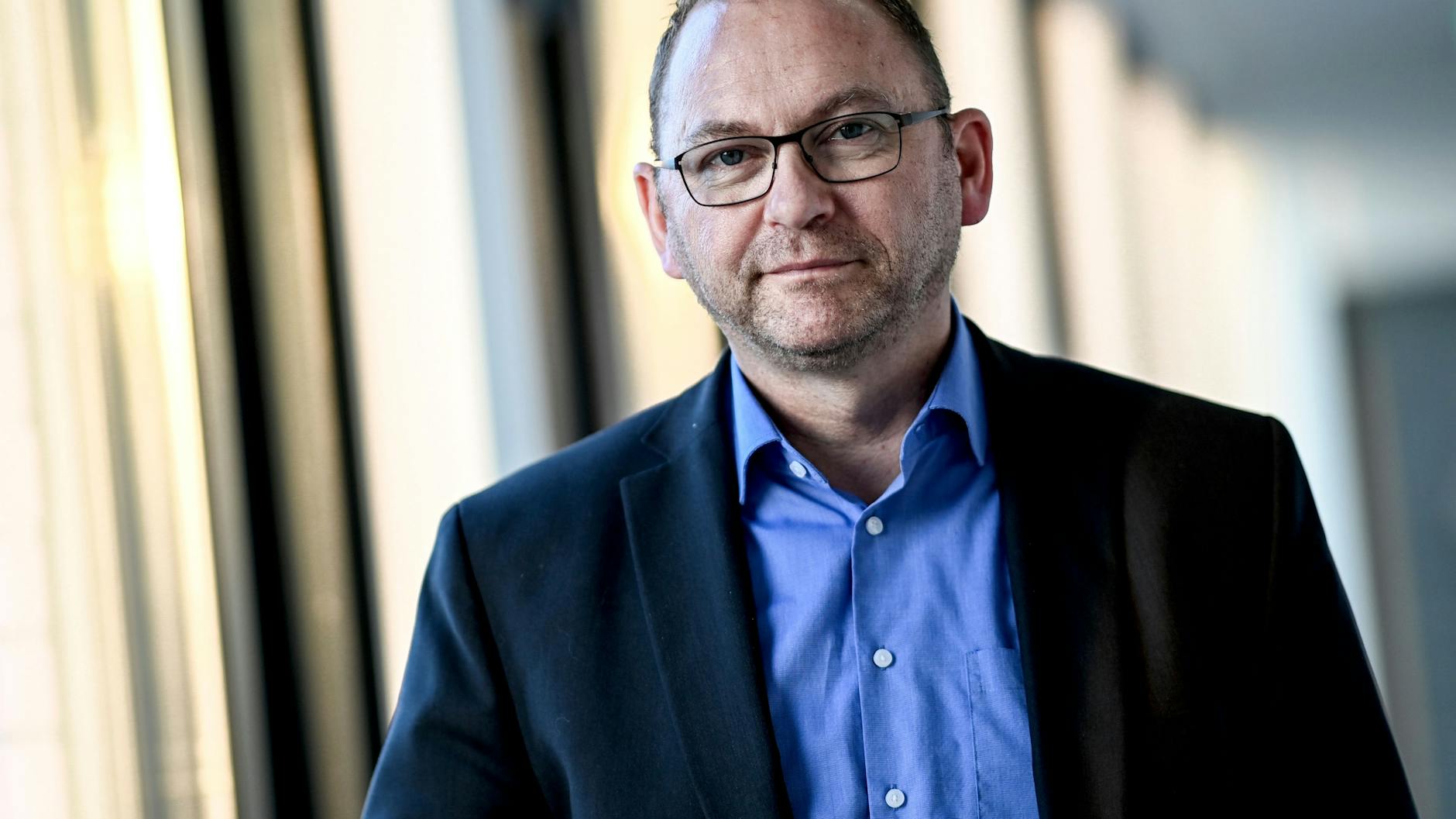 Der Vorsitzende der Gewerkschaft Verdi Frank Werneke geht davon aus, dass eine Impflicht für bestimmte Berufsgruppen für massiven Personalmangel sorgen könnte.