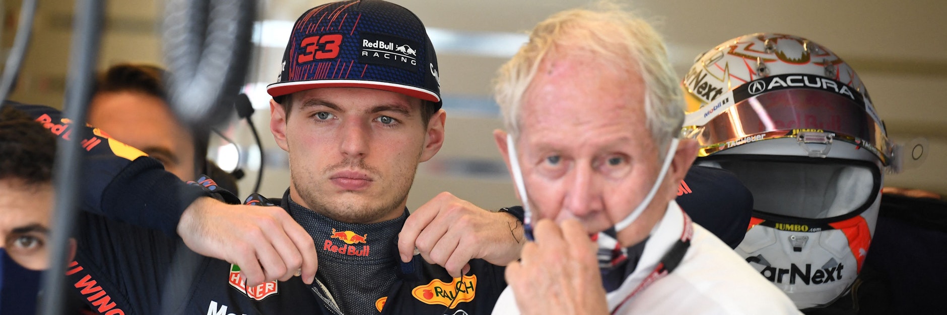WM-Spitzenreiter Max Verstappen (l.) und Dr. Helmut Marko staunen über den neuen Mercedes-Motor.