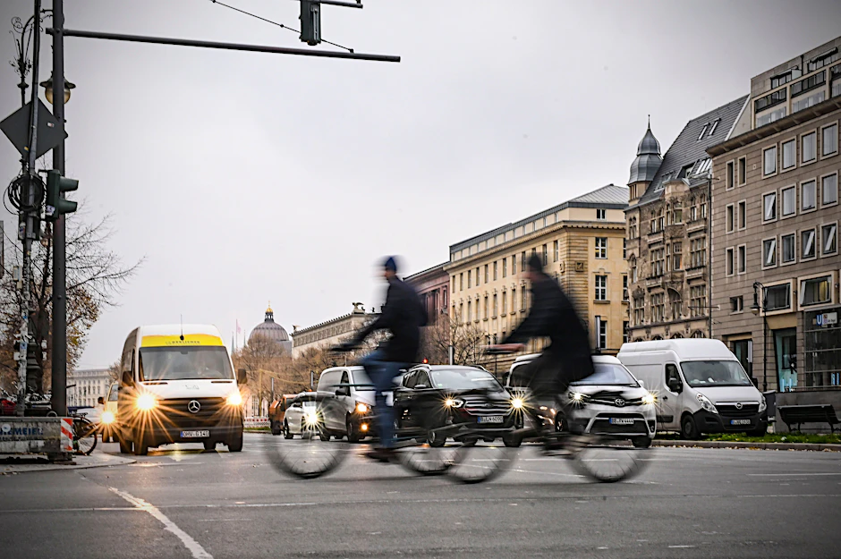 Noch gehört der größte Teil der Fahrbahn den Autos: die Straße Unter den Linden in Mitte.
