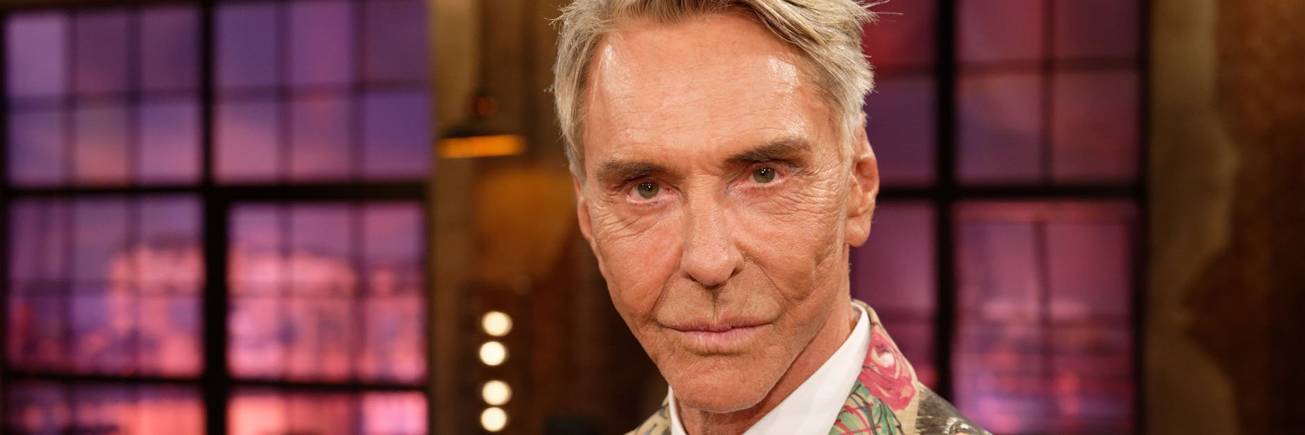 Wegen eines Interviews geriet Modezar Wolfgang Joop heftig in Kritik.