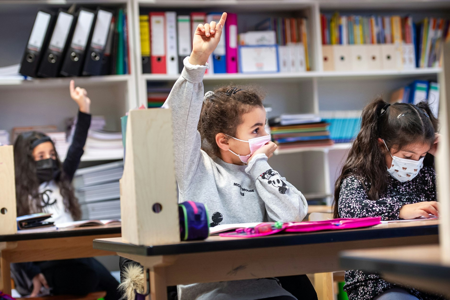 Die Maskenpflicht in den Berliner Schulen bleibt.