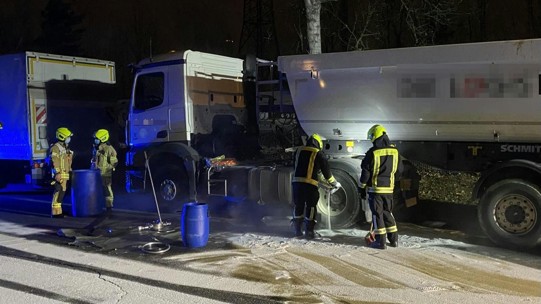 In der Gensinger Straße hatten Diesel-Diebe versucht, an diesem Lkw aus dem Tank Treibstoff abzufüllen.