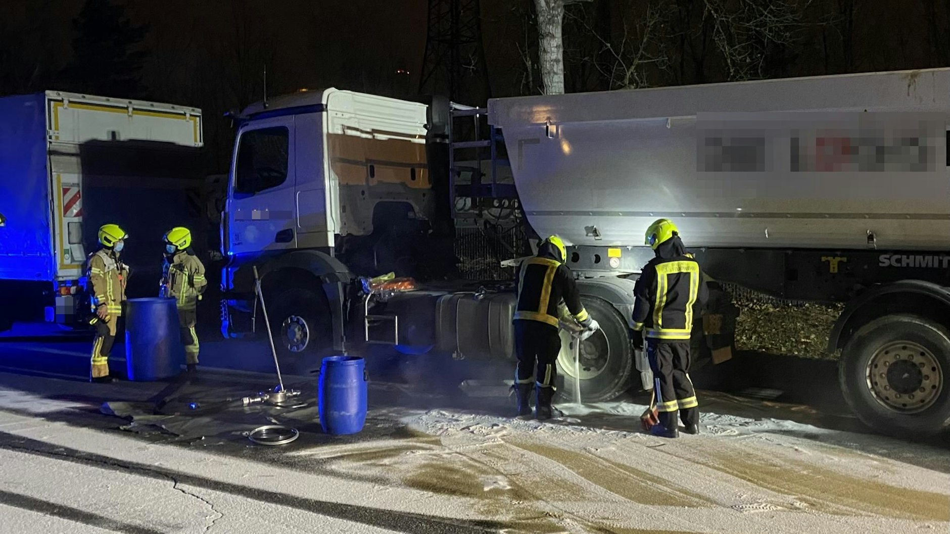 In der Gensinger Straße hatten Diesel-Diebe versucht, an diesem Lkw aus dem Tank Treibstoff abzufüllen.