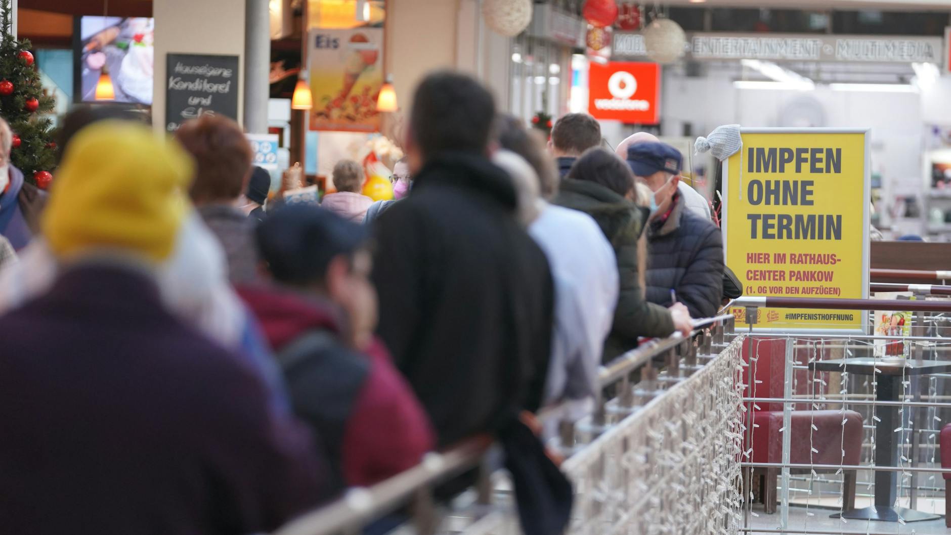 Schlange vor einem Impfzentrum im Einkaufscenter in Pankow.