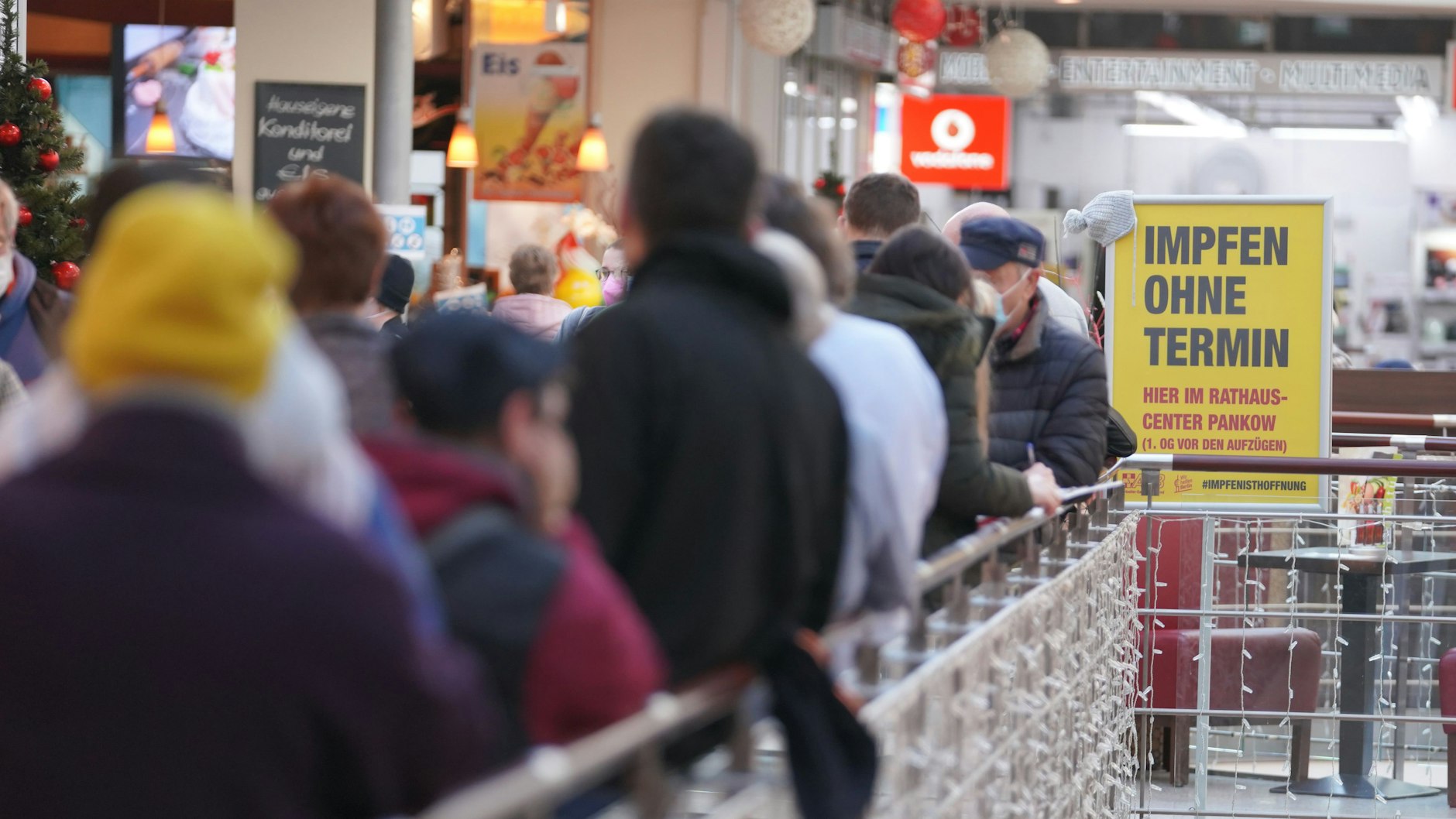 Schlange vor einem Impfzentrum im Einkaufscenter in Pankow.