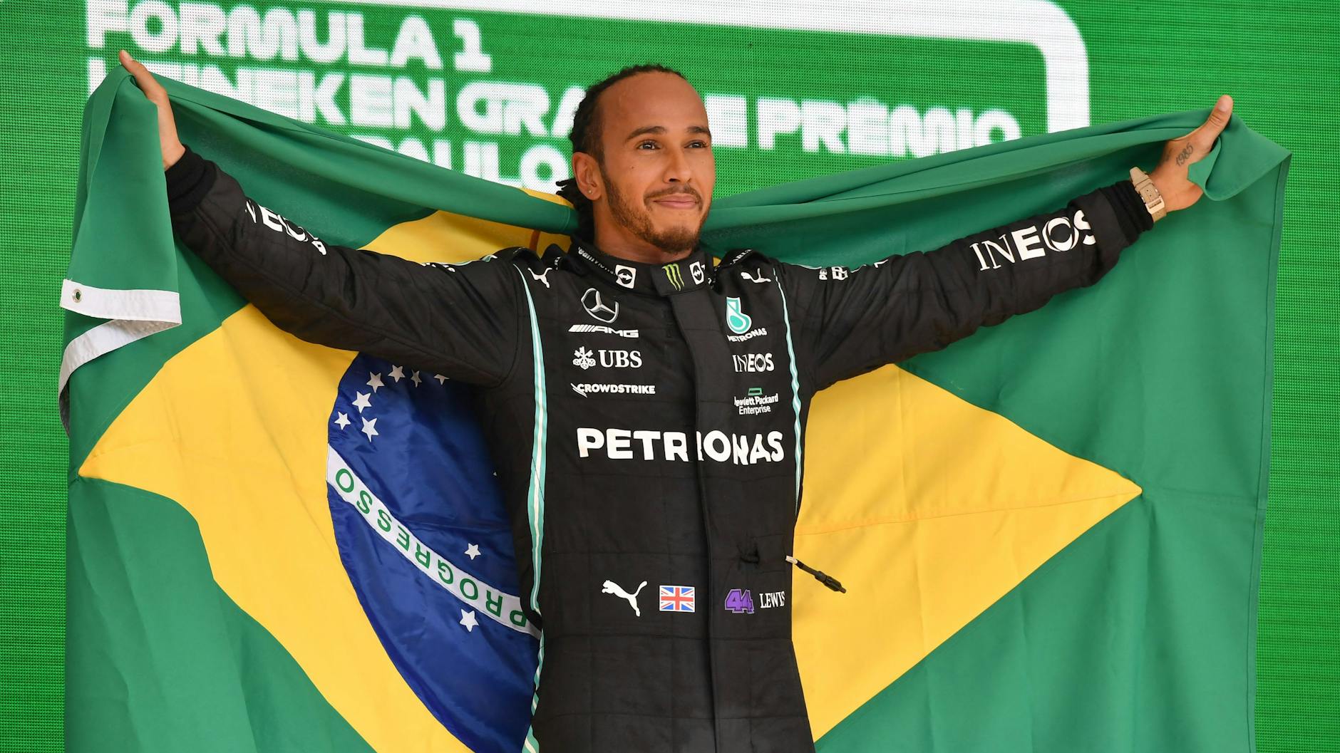 Lewis Hamilton ließ sich auf dem Podium mit der brasilianischen Flagge feiern.
