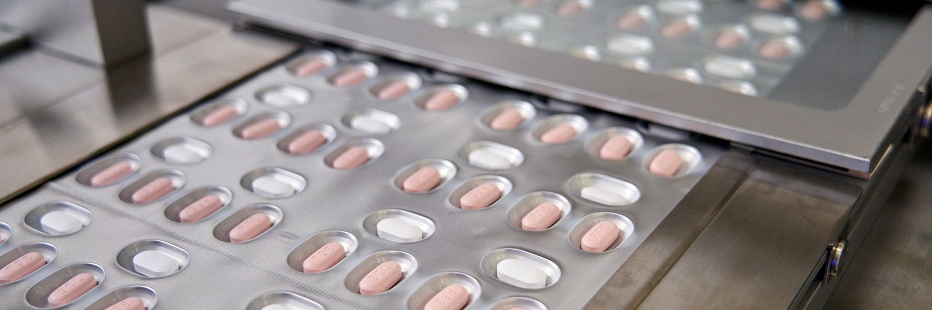 Mehrere Pharmakonzerne arbeiten derzeit an der Entwicklung von Medikamenten, die die Auswirkungen einer Ansteckung mit dem Coronavirus abmildern. Das Medikament von Pfizer heißt Paxlovid. 