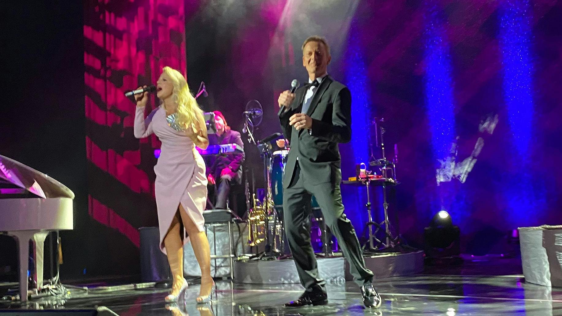 Michael Kessler schmettert mit Barbara Schöneberger den Elton-John-Hit „Don’t Go Breaking My Heart“. 