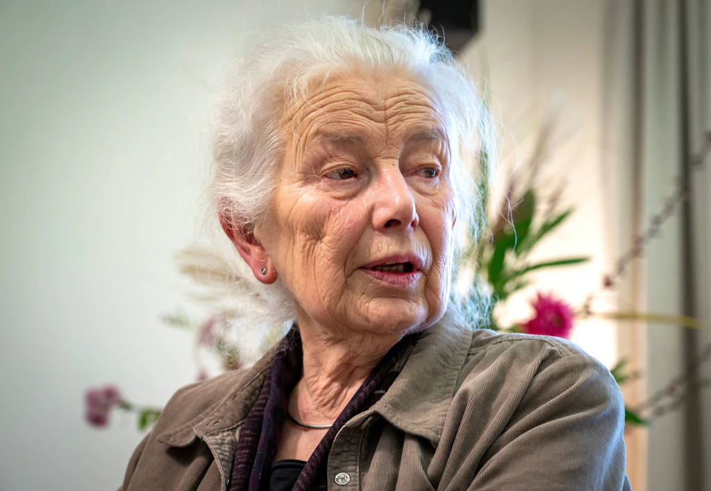 Helga Schütz wagt als Autorin „Heimliche Reisen“: Sie schreibt und schweigt