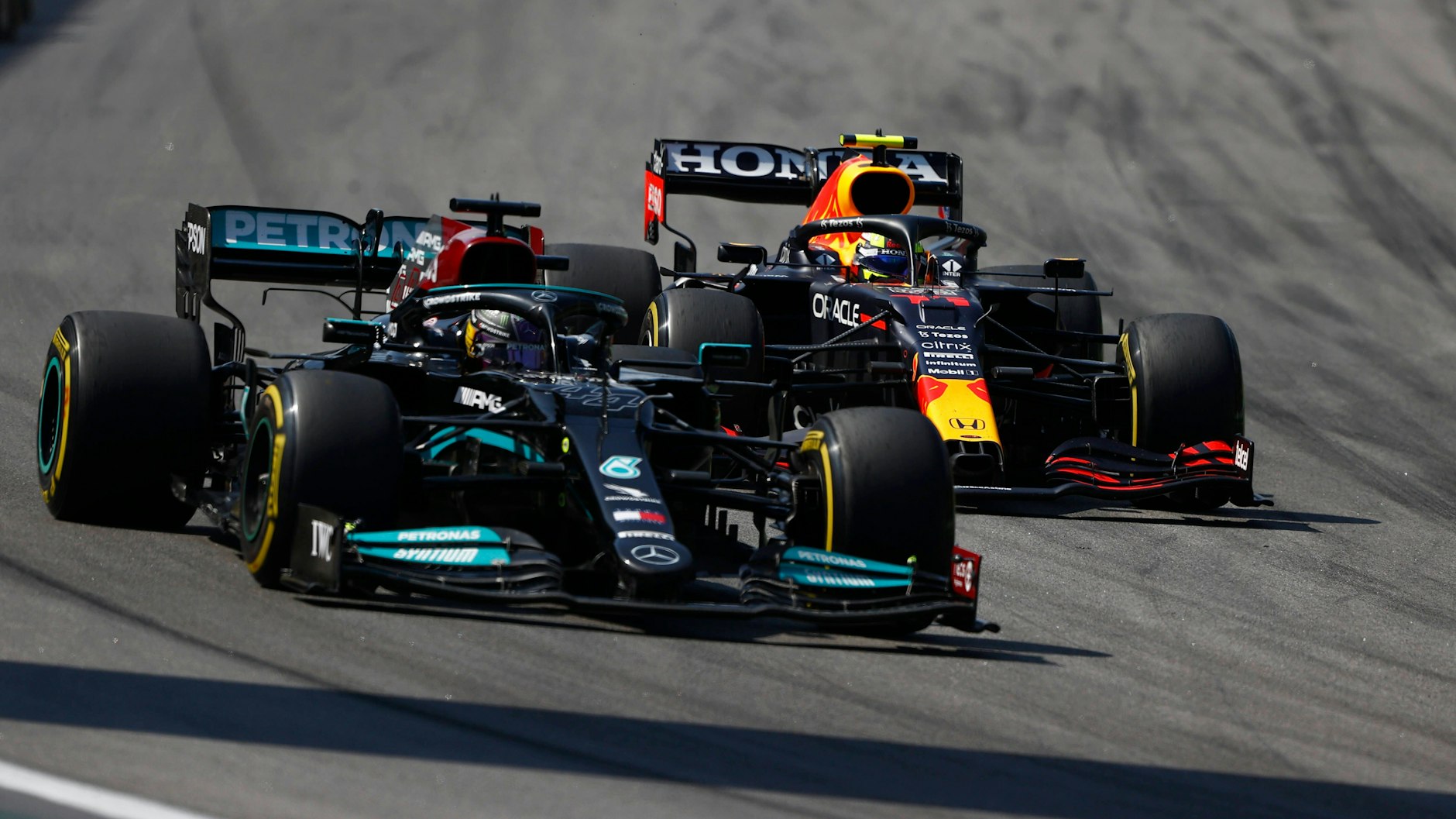 Lewis Hamilton ließ Max Verstappen in Brasilien dank seines Monster-Motors in einem spektakulären Rennen keine Chance.&nbsp;