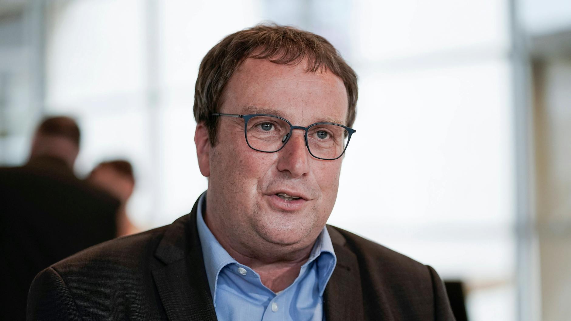 Ungeimpfte müssten mit Kontaktbeschränkungen rechnen, so Oliver Krischer (Archivbild).