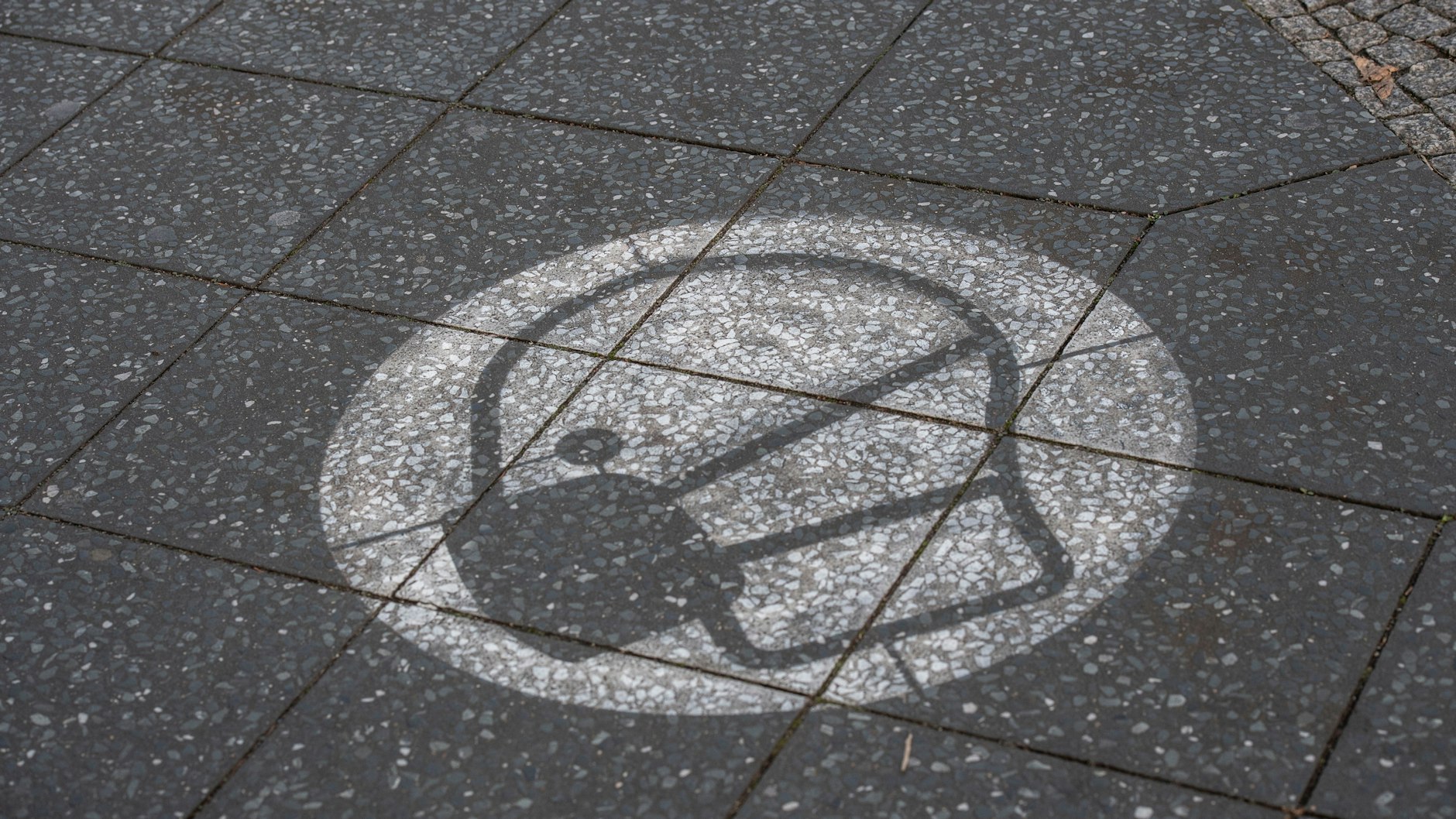 Die Corona-Zahlen haben am Montag erstmals bundesweit einen Wert von 300 überschritten. Die Ampel-Partner wollen ihre Gesetzespläne nun dementsprechend nachschärfen (Symbolbild).