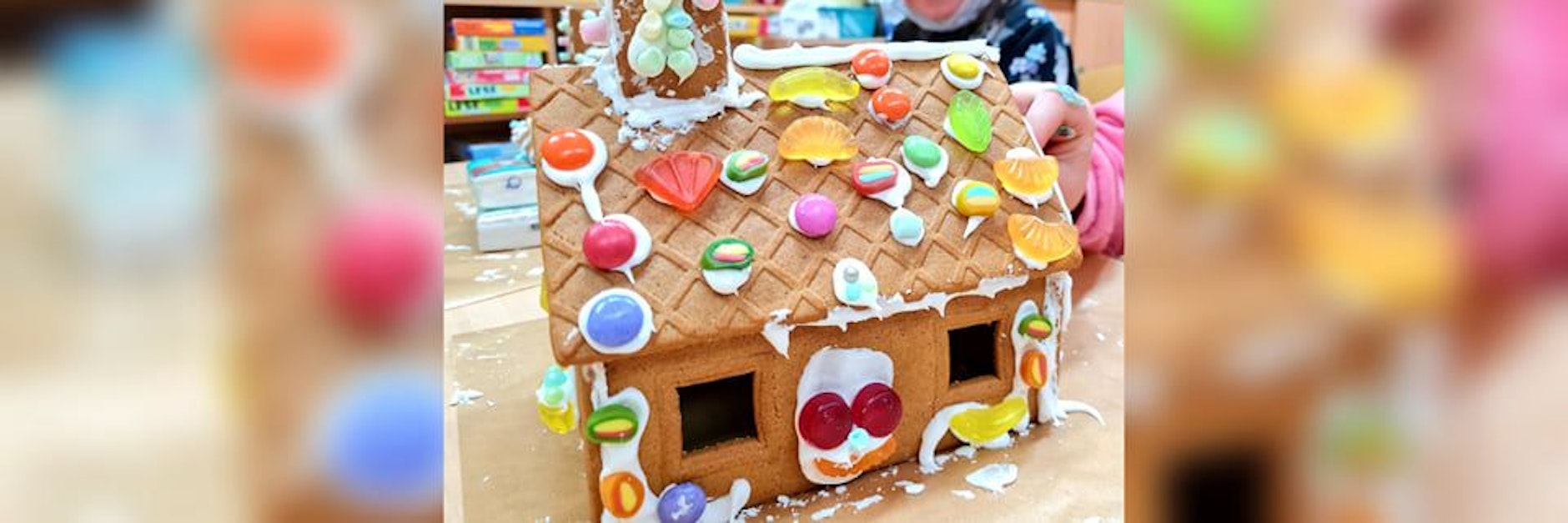 Mit dem richtigen Zuckerguss kann man das Lebkuchenhaus kunterbunt mit allem Möglichen Süßkram dekorieren.