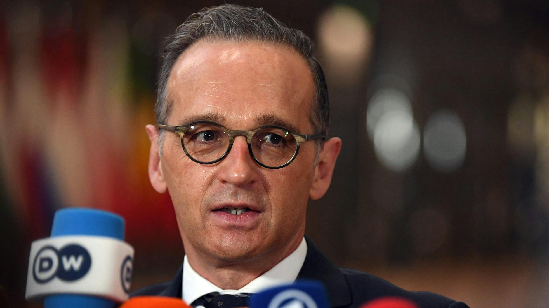 Brüssel: Bundesaußenminister Heiko Maas (SPD) stellt sich nach Beratungen mit seinen EU-Kollegen den Reporterfragen.