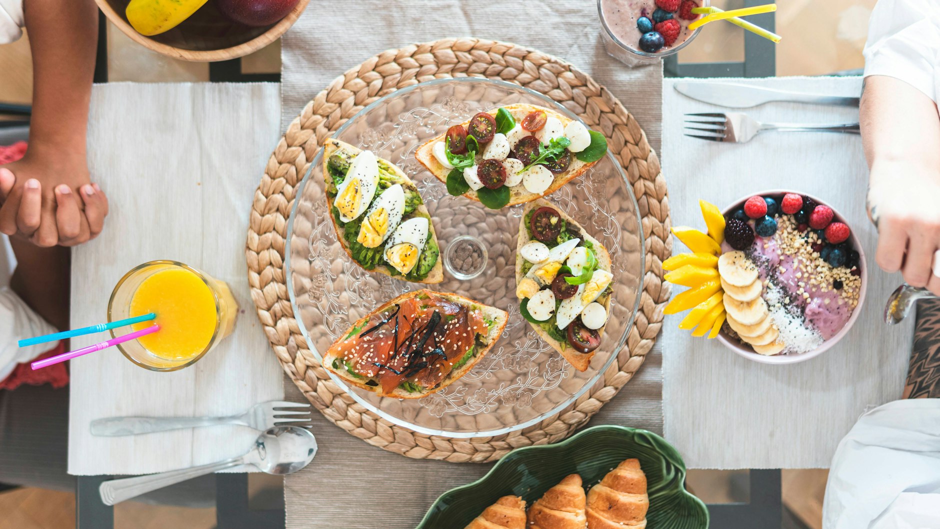 Da ist schon viel Gutes dabei: Orangensaft hat Vitamin C, die Eier liefern wichtige Aminosäuren, und Händchenhalten macht glücklich.
