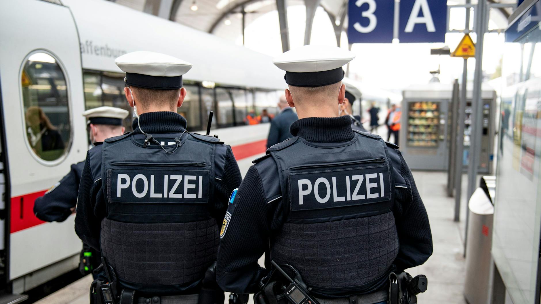 Bundespolizisten sollen die Einhaltung der 3G-Regel in Zügen kontrollieren. Für Experten sei das eine Mammutaufgabe, die nicht flächendeckend nicht zu schaffen sei.