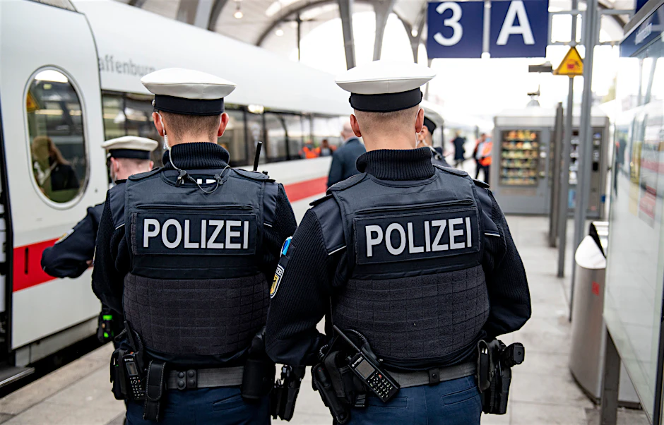 Bundespolizisten sollen die Einhaltung der 3G-Regel in Zügen kontrollieren. Für Experten sei das eine Mammutaufgabe, die nicht flächendeckend nicht zu schaffen sei.