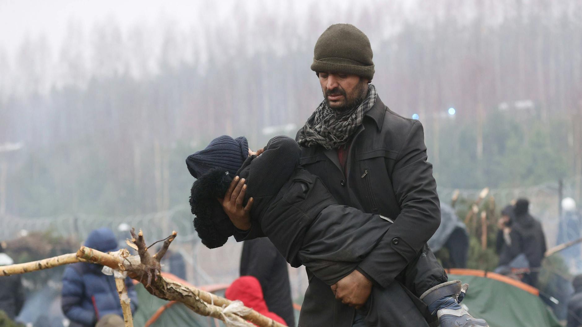 Mehr als 500 Iraker, die an der EU-Außengrenze in Belarus festsitzen, wollen laut ihrer Regierung zurück in ihre Heimat (Symbolbild).