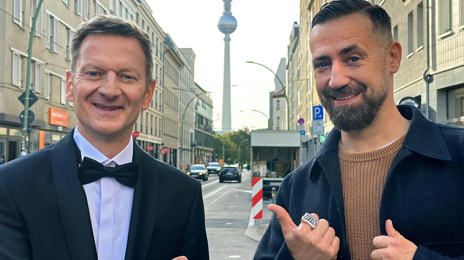 Michael Kessler mit Bürger Lars Dietrich: In Mitte lassen sie die beliebte Show „Am laufenden Band“ neu aufleben.
