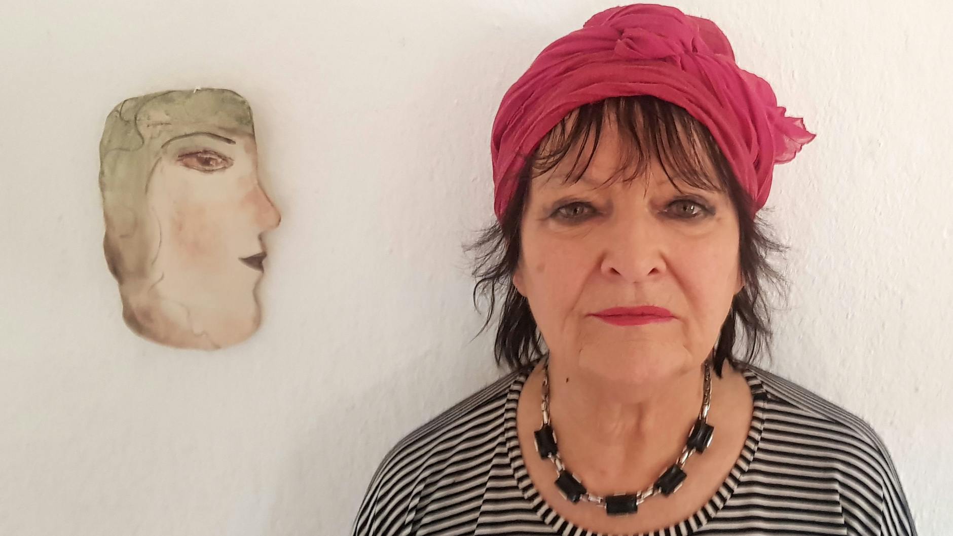 Die Künstlerin Christina Renker mit einem ihrer Profil-„Porträts“.