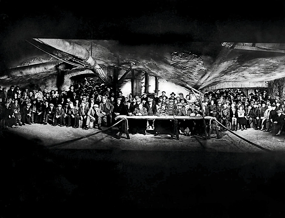 Die Berliner Ringvereine helfen bei der Suche nach dem Mörder. Regisseur Fritz Lang soll echte Ringbrüder für den Dreh gecastet haben.