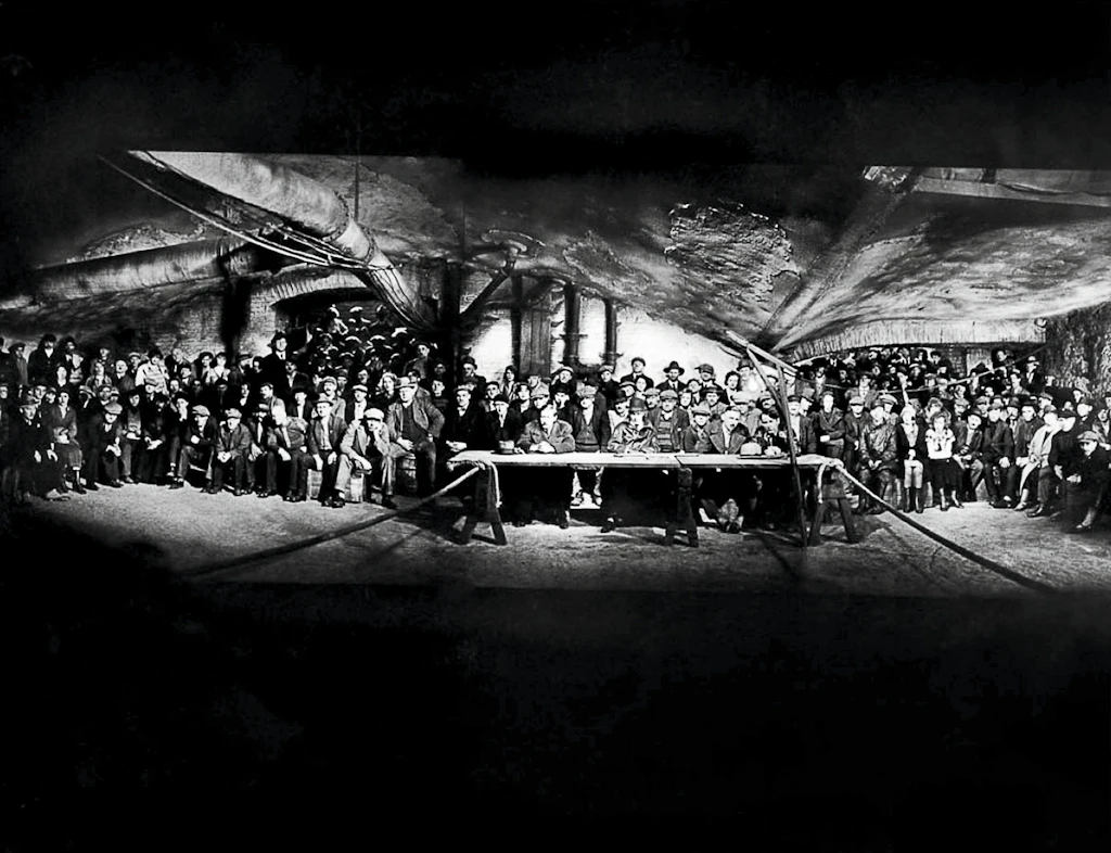 Die Berliner Ringvereine helfen bei der Suche nach dem Mörder. Regisseur Fritz Lang soll echte Ringbrüder für den Dreh gecastet haben.