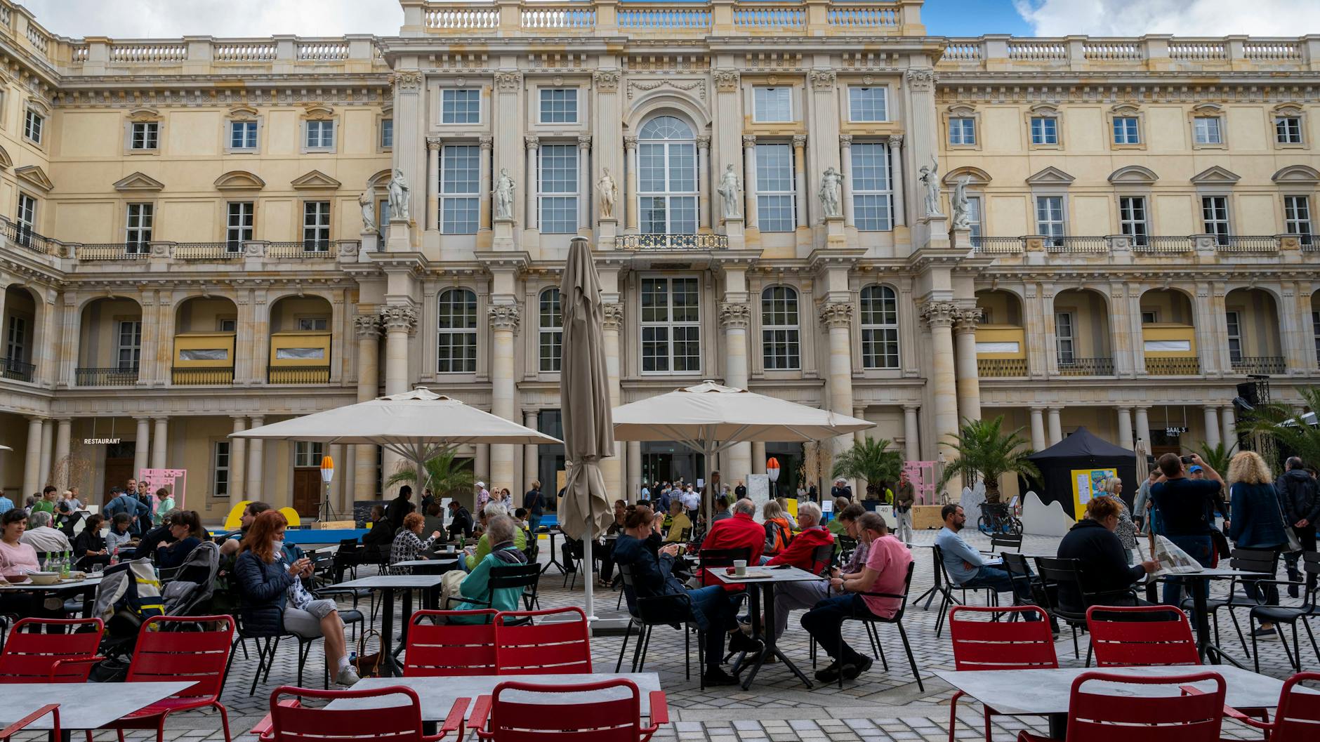 Die Berliner haben sich den neuen Stadtraum bereits angeeignet. Der Schlüter-Hof im Humboldt-Forum.