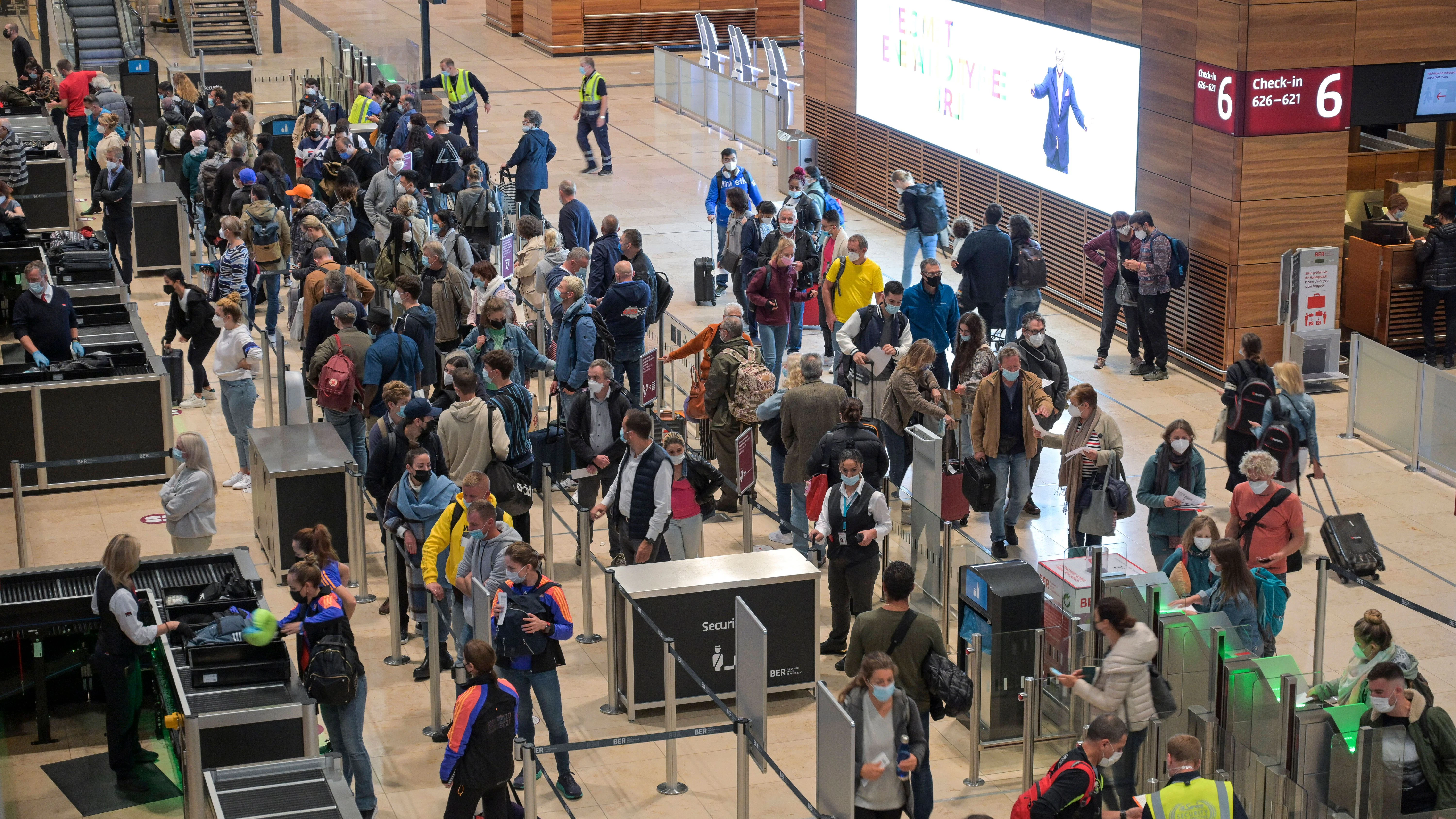 Kennt jeder, will keiner: Am BER herrscht in diesen Tagen wieder großes Gedränge. Dabei kann man sich den Flughafenaufenthalt gut organisieren und die Zeit am Airport sinnvoll nutzen. Man muss nur wissen, wie.