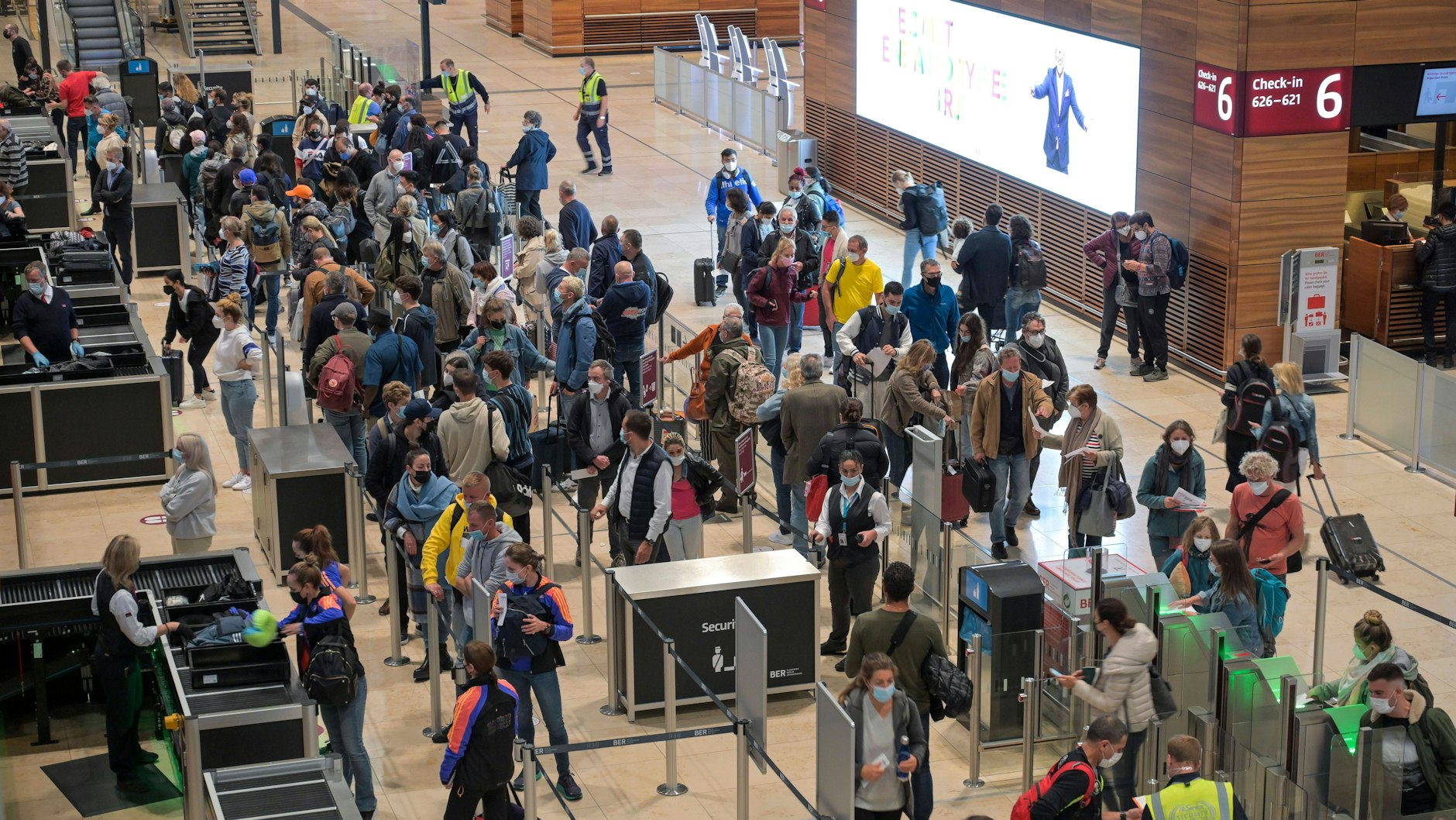Kennt jeder, will keiner: Am BER herrscht in diesen Tagen wieder großes Gedränge. Dabei kann man sich den Flughafenaufenthalt gut organisieren und die Zeit am Airport sinnvoll nutzen. Man muss nur wissen, wie.