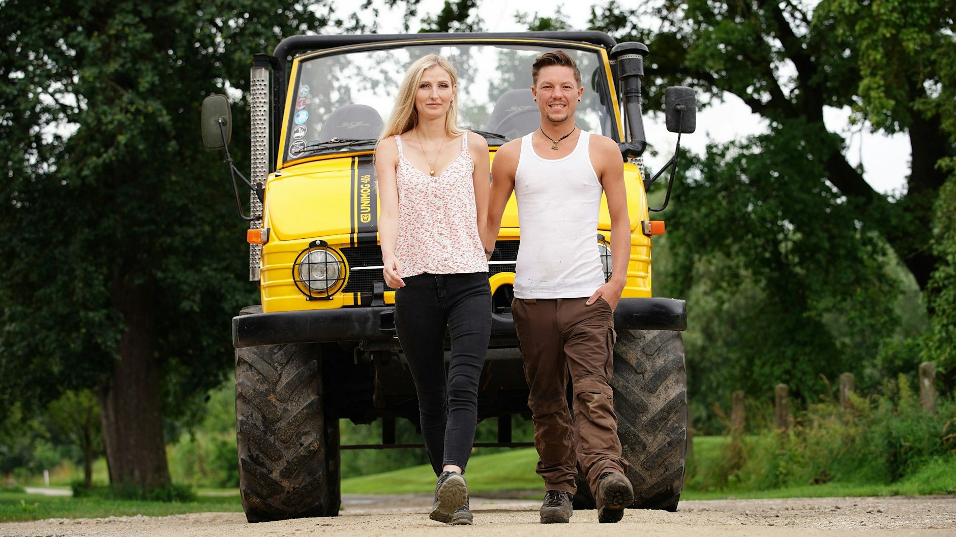 Bei einem Ausflug mit dem Unimog fasst sich „Bauer sucht Frau“-Kandidat Peter ein Herz, küsst seine Kerstin zum ersten Mal.